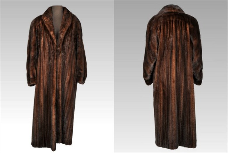 Mahogany female Mink coat Size 12 Length 50</BR><font size="+2">$699.00<font> Mahogany female Mink coat Size 12 Length 50</BR><font size="+2">$699.00<font>