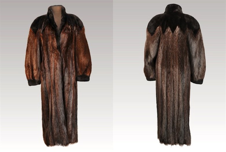 Long hair Beaver coat with sheared Beaver trim Size 12 Length 50</BR><font size="+2">$299.00<font> Long hair Beaver coat with sheared Beaver trim Size 12 Length 50</BR><font size="+2">$299.00<font>